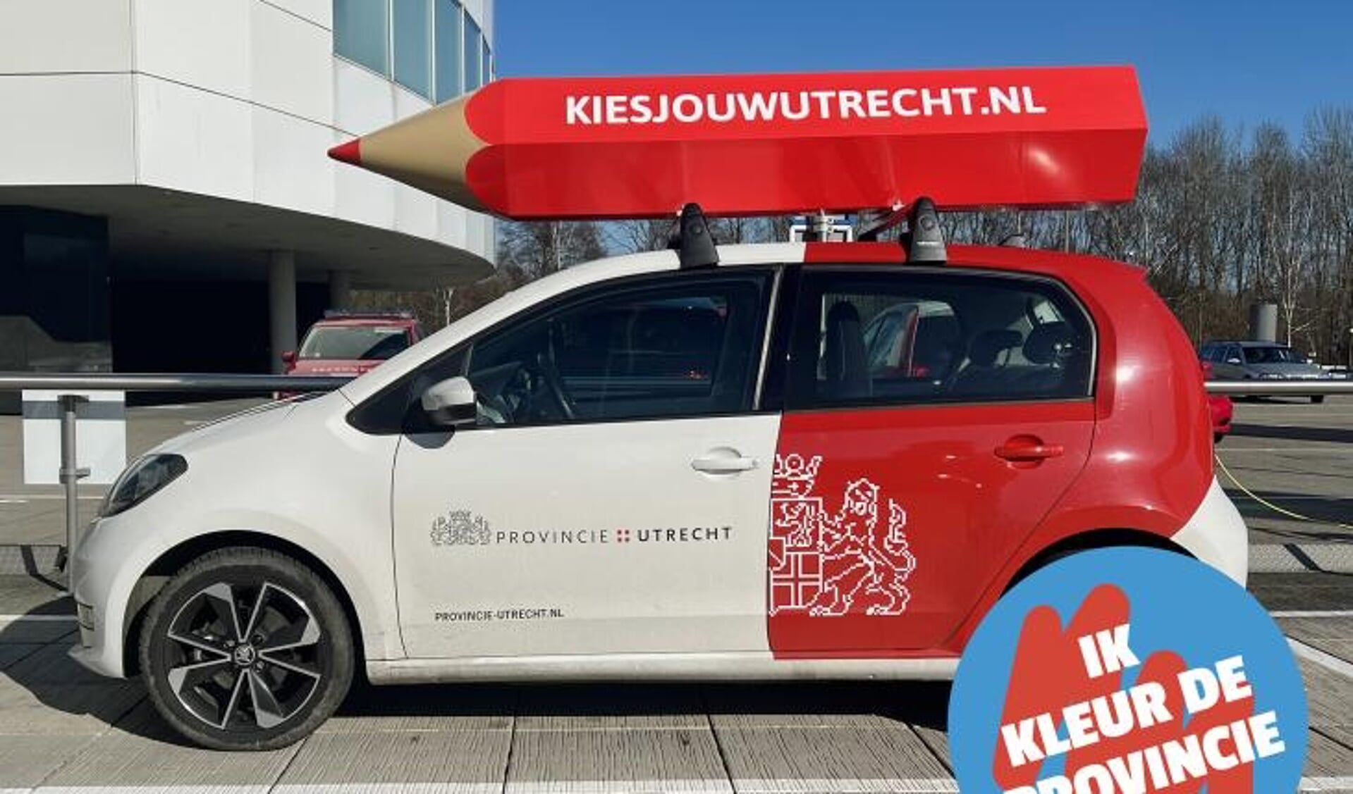 Hij valt haast niet te missen, maar zo ziet de verkiezingsauto van de provincie Utrecht er uit. 