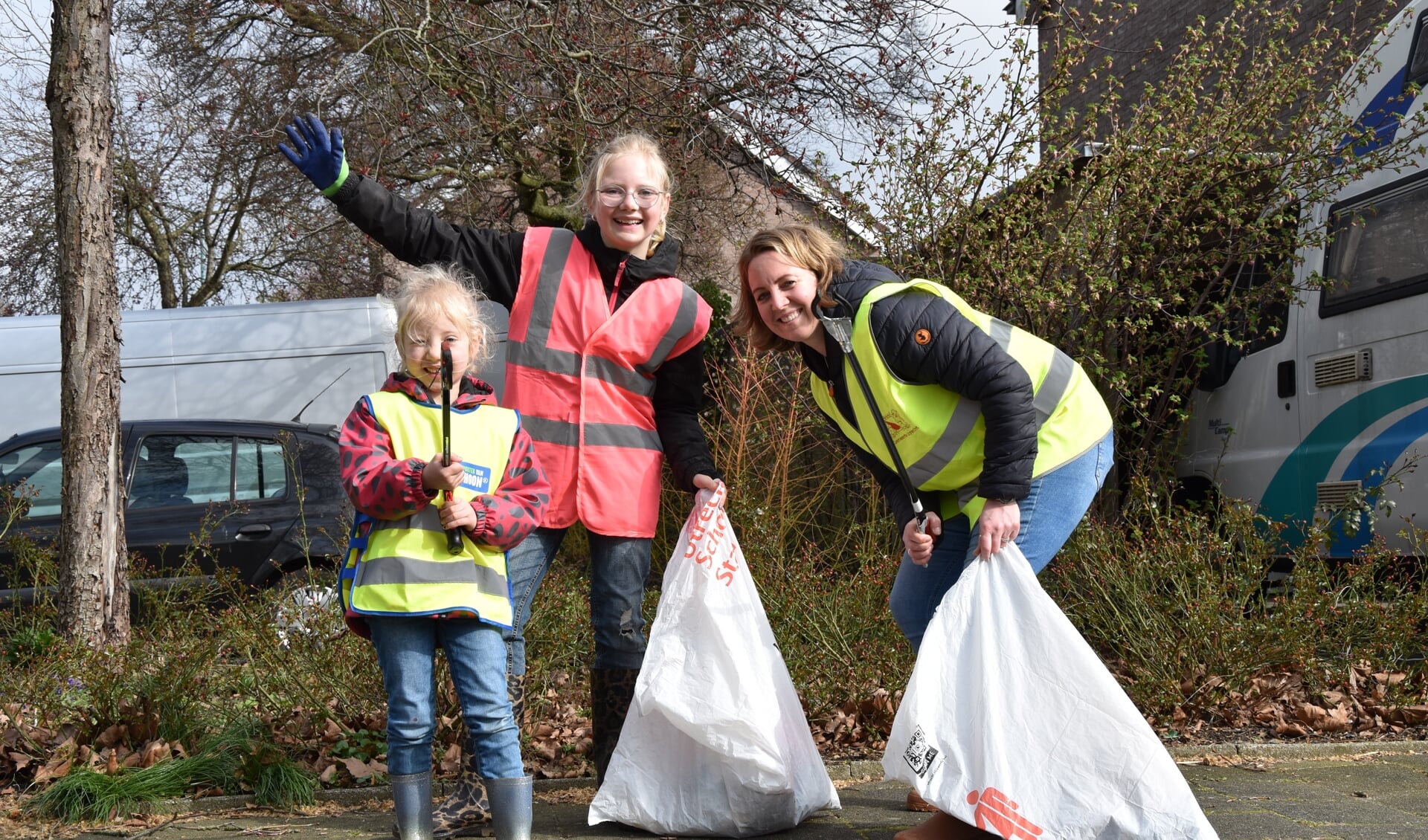 Hanneke en dochters Marit en Merle hebben plezier in het afvalrapen tijdens Vleuten-De Meern Schoon! (foto Corin Verhoef).