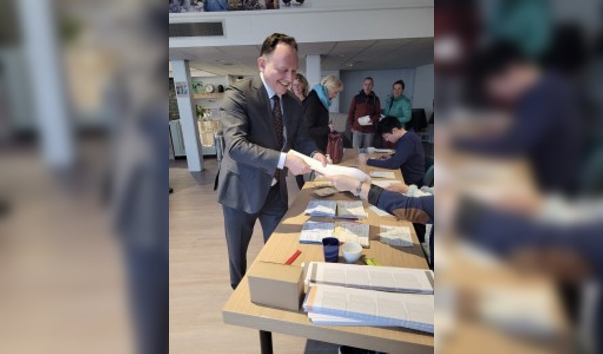 Burgemeester Ap Reinders bracht aan veel verschillende stembureaus in de gemeente vandaag een bezoekje. In Loenen aan de Vecht bracht hij net zelf zijn stem uit!