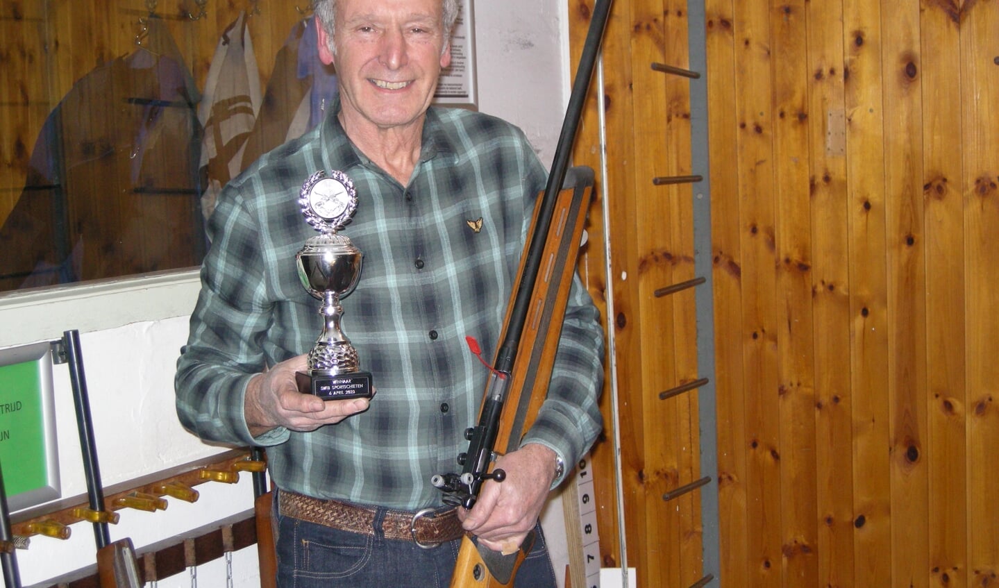 Henk de Groot, die met 90 punten de trotse winnaar van de Workshop Sportschieten werd.