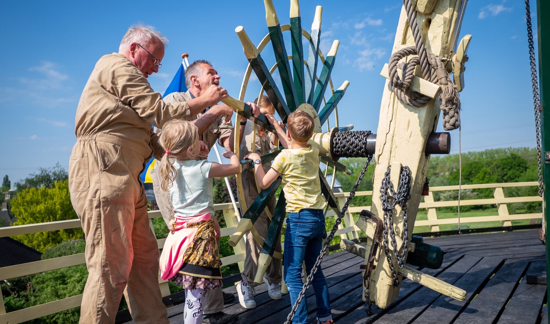 Op molen Nooit Gedacht in Warnsveld werden de molenaars een handje geholpen bij het kruien. (Foto: In the picture, Jan-Willem Houweling)