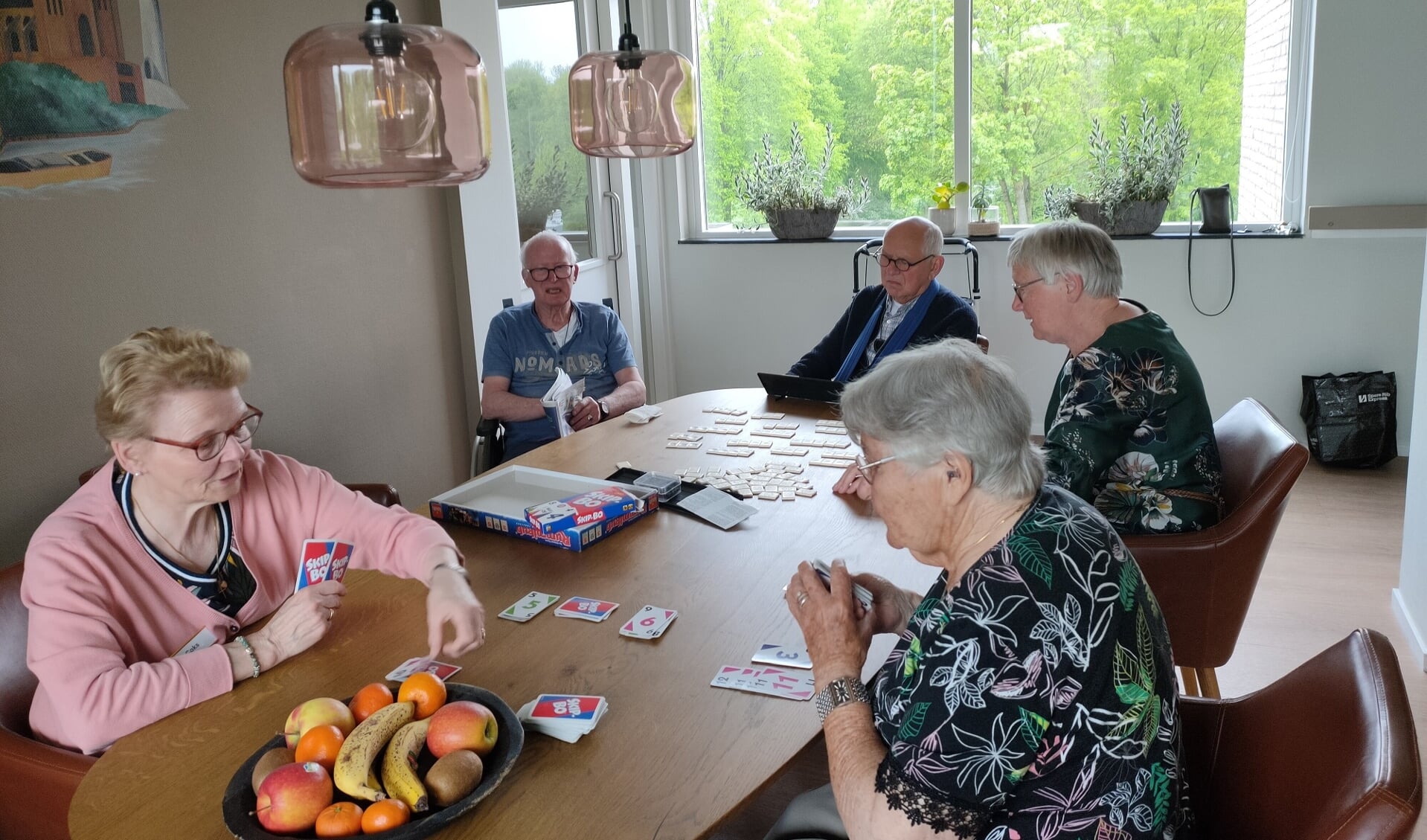 Gezellig spelletjes spelen met de logés op een regenachtige lentemiddag in Logeerhuis Bredius