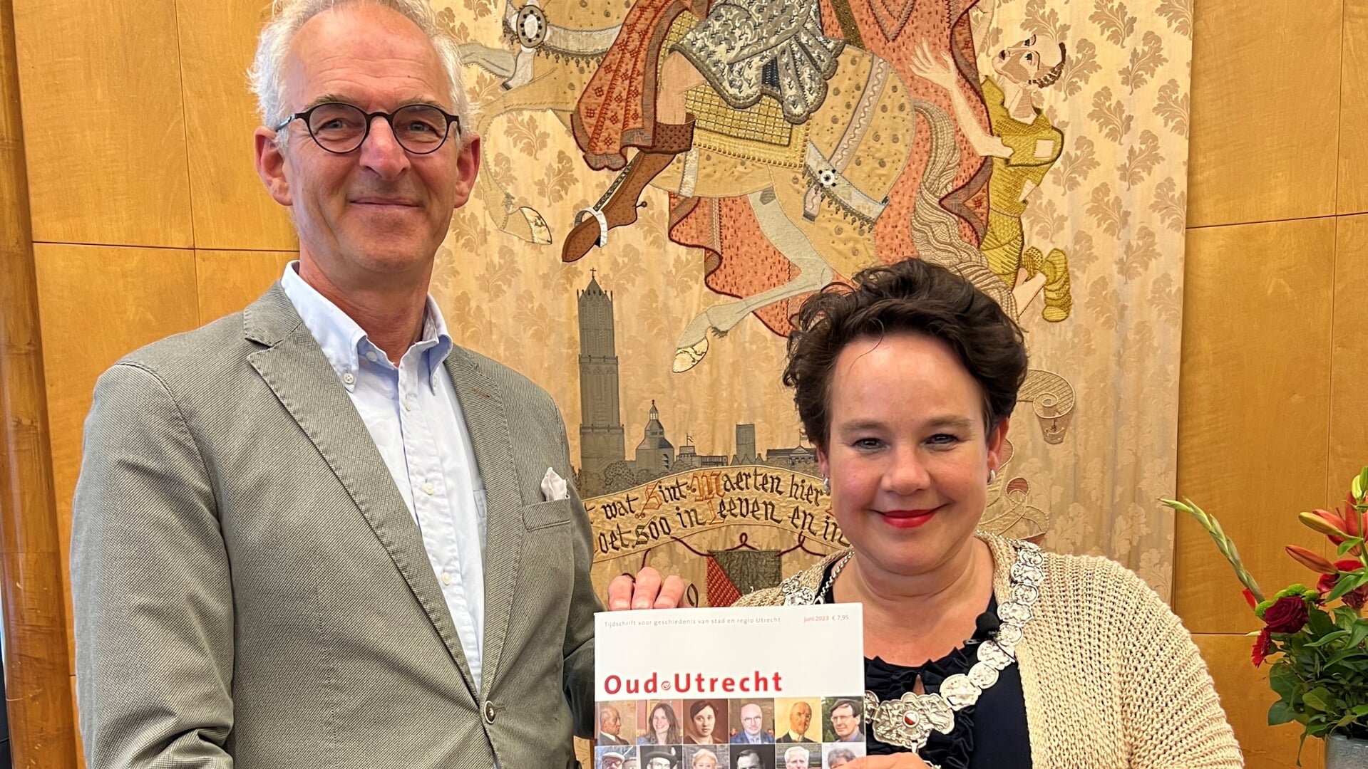 Burgemeester van Utrecht Sharon Dijksma en voorzitter Oud-Utrecht Dick de Jong