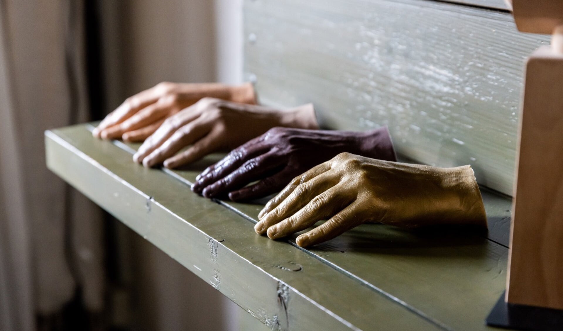 Experiment rubber handen - resident Anouk van Dijk - Foto Lize Kraan