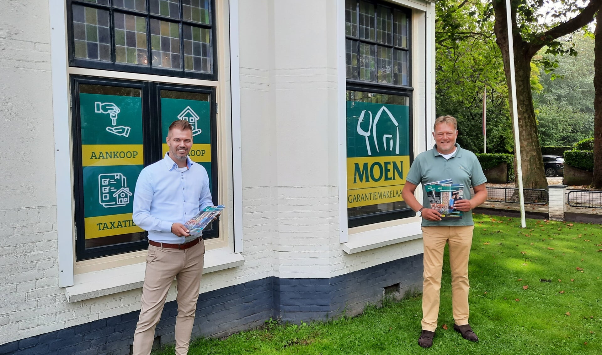 Dennis Wentink en Rob Moen voor het pand aan de Emmaweg.