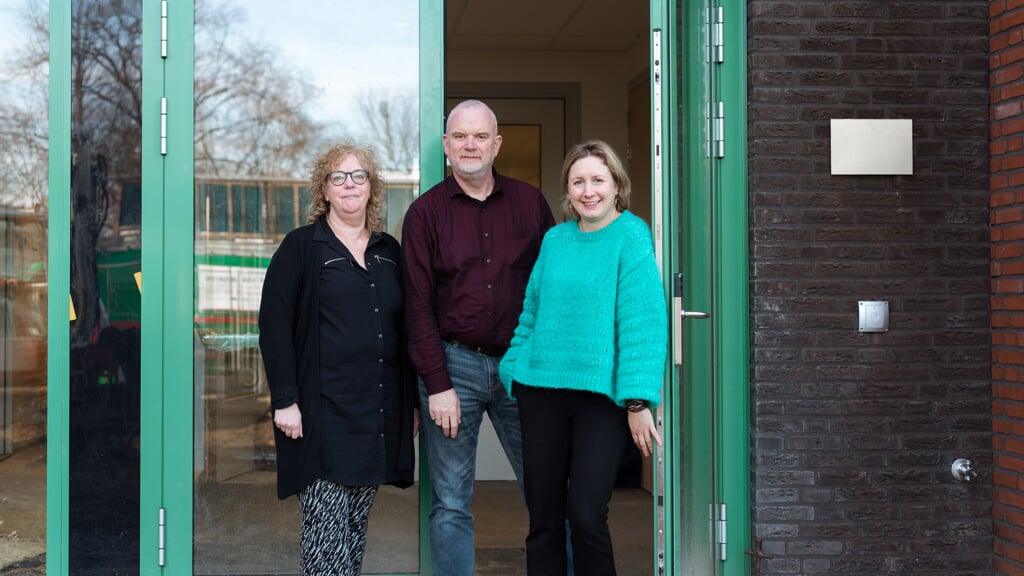 Inge Rutten, Dave van der Geer en Wieke Westrik voor de nieuwe hoofdentree van het kindcentrum