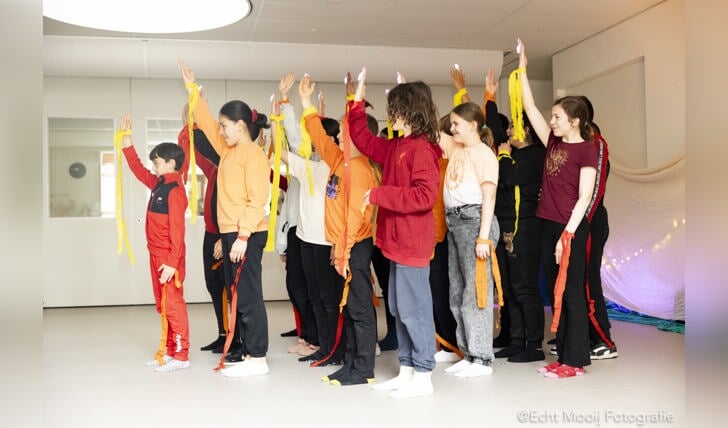 Groep 8a tijdens hun dansvoorstelling