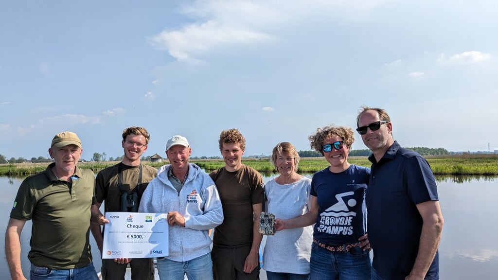 Edo Ankum van Stichting Rondje Pampus overhandigt cheque aan Gebiedsteam van Landschap Noord-Holland