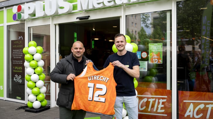 
Overhandigen eerste Hempie aan Wesley Sneijder