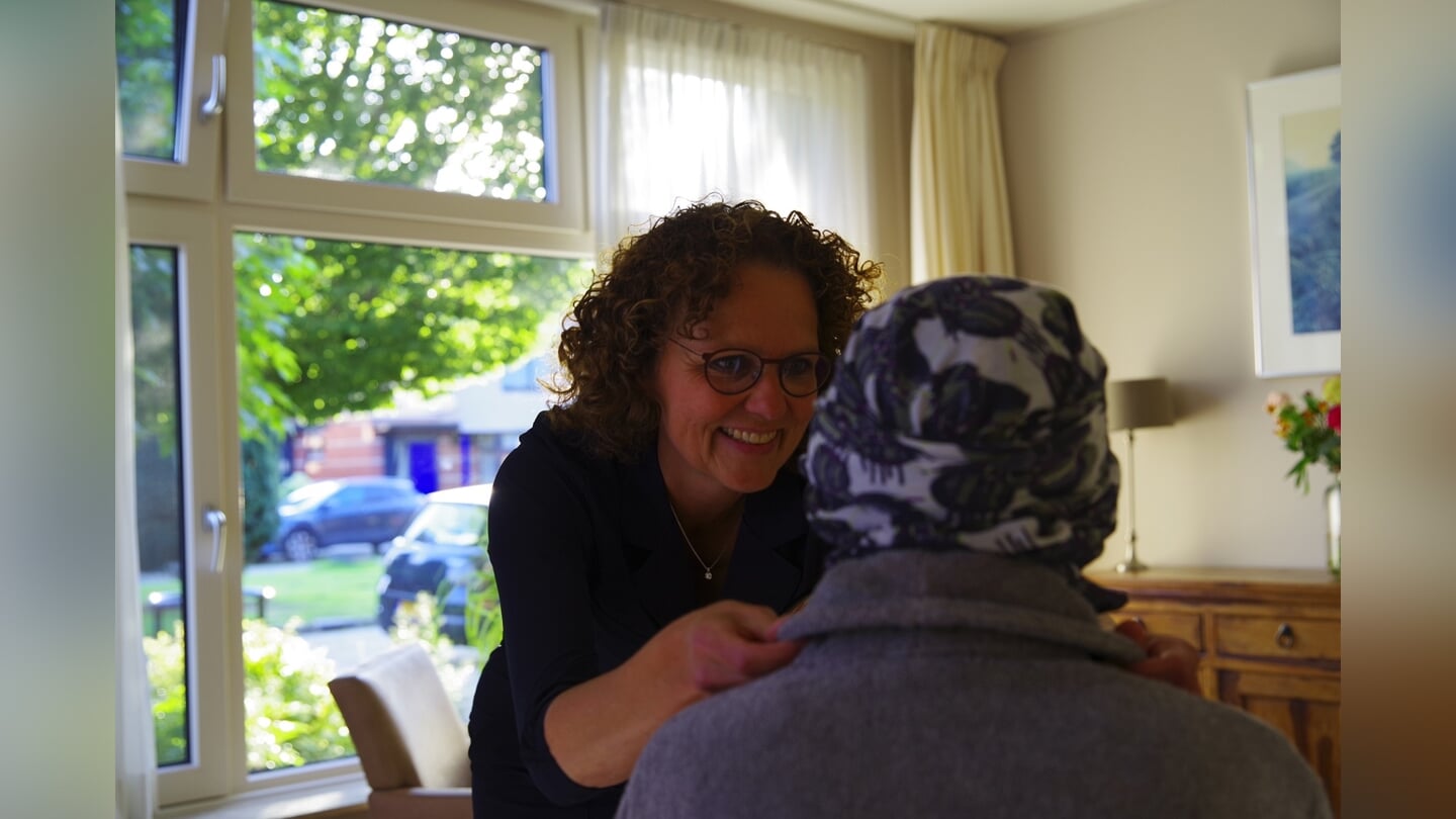 Vrijwilliger zorgt voor bewoner