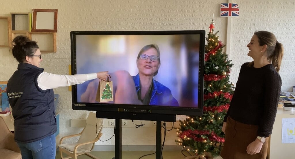 Jjuf Karin en een medewerker van InteraktContour overhandigt digitaal het eerste pakketje met een zelfgemaakte kerstkaart, een kerstlichtje en kersthanger aan het managementteam van InteraktContour. 