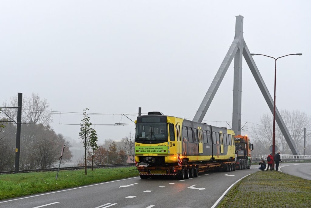  Tram 5017 op transport. Foto: Gerard van Buuren