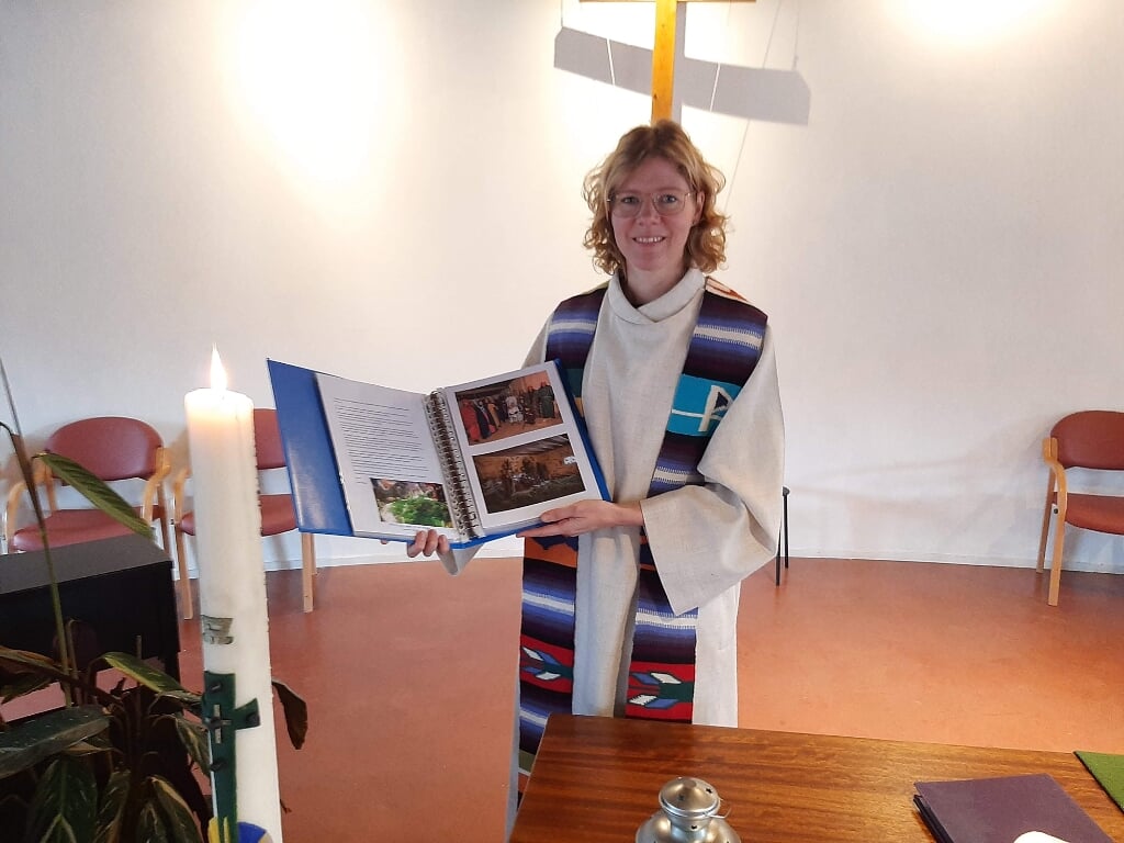 Ds Marije Karreman ontvangt jubileumboek Testament 2020
