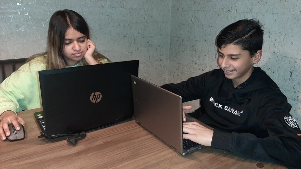 Vani en Siddhartha in lockdown, achter de laptop en weinig sociale contacten.