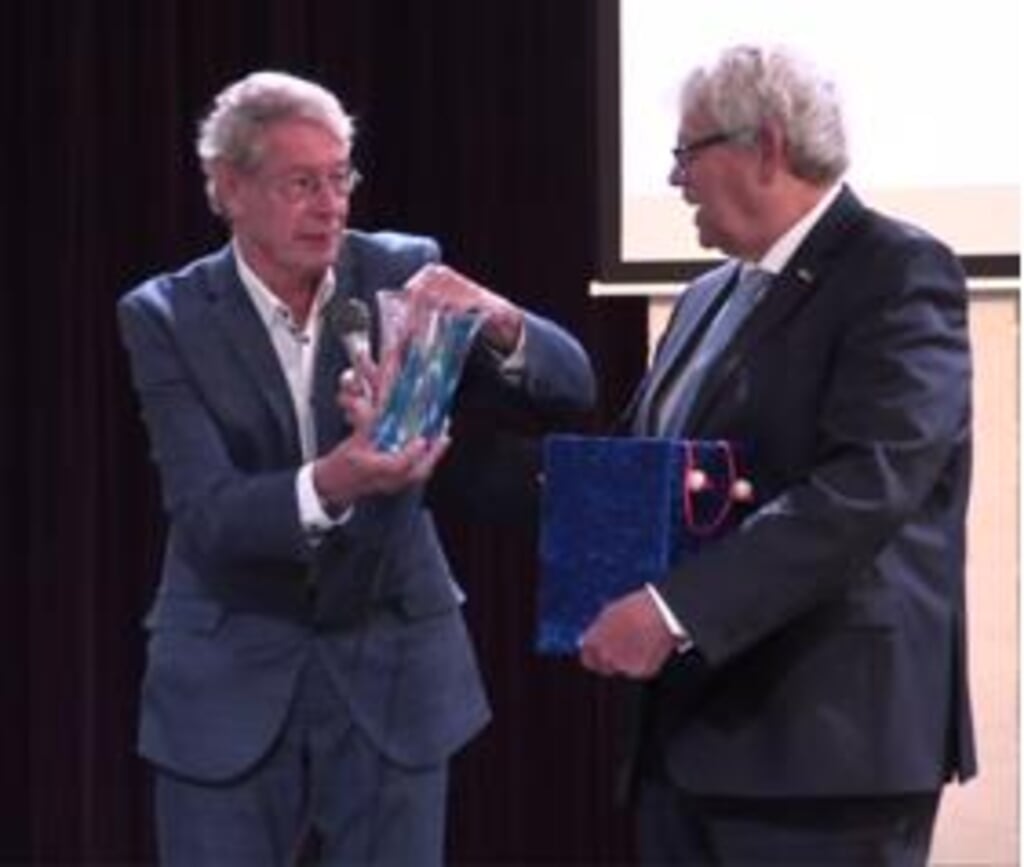 Tjerk Bruinsma, voorzitter van de Stichting Oude Hollandse Waterlinie, reikt de Waterlinie Award uit aan Bernt Feis 