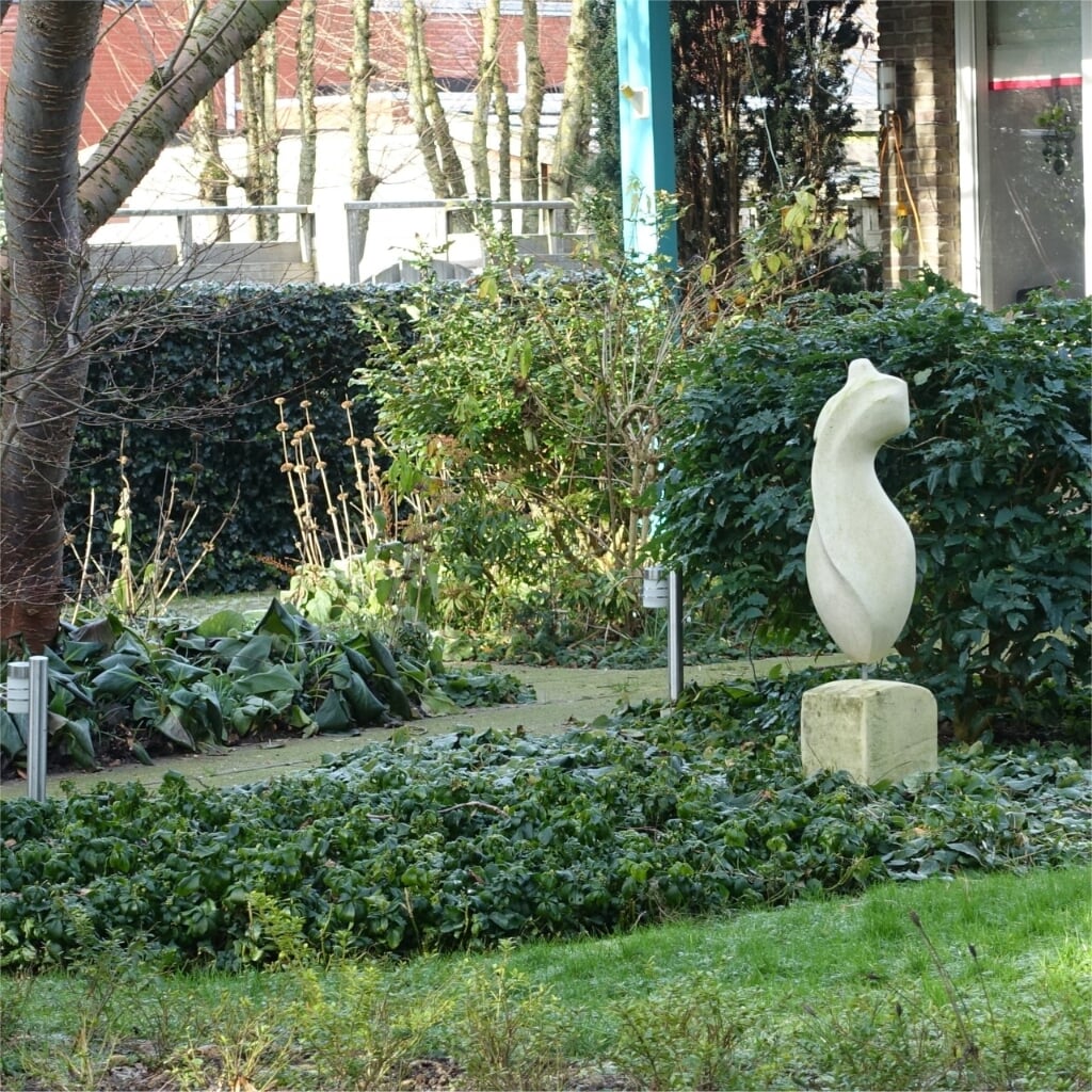 Kunst in een tuin in Woerden. Fotograaf: Elly Waterman, 