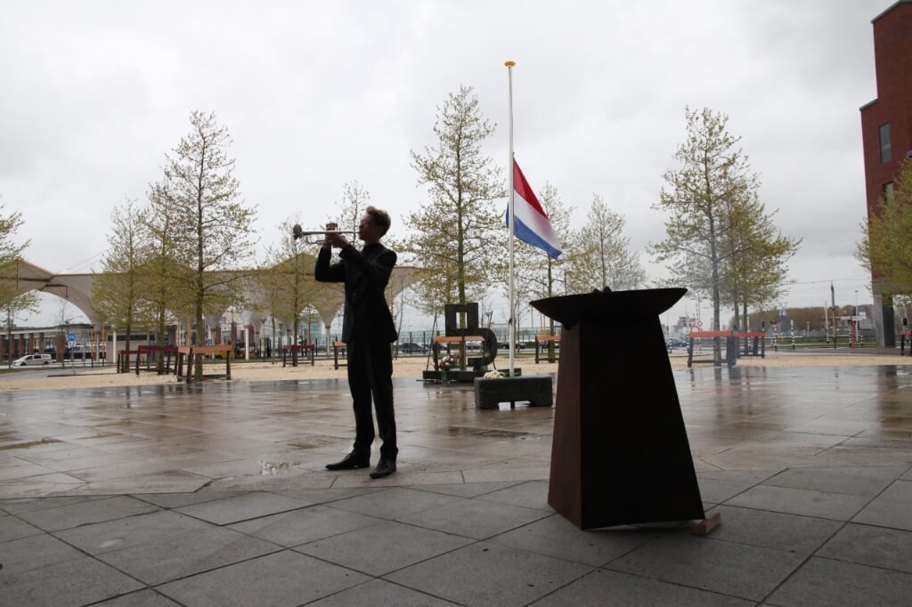Eenzame trompettist Rein bij de herdenking op het Berlijnplein.