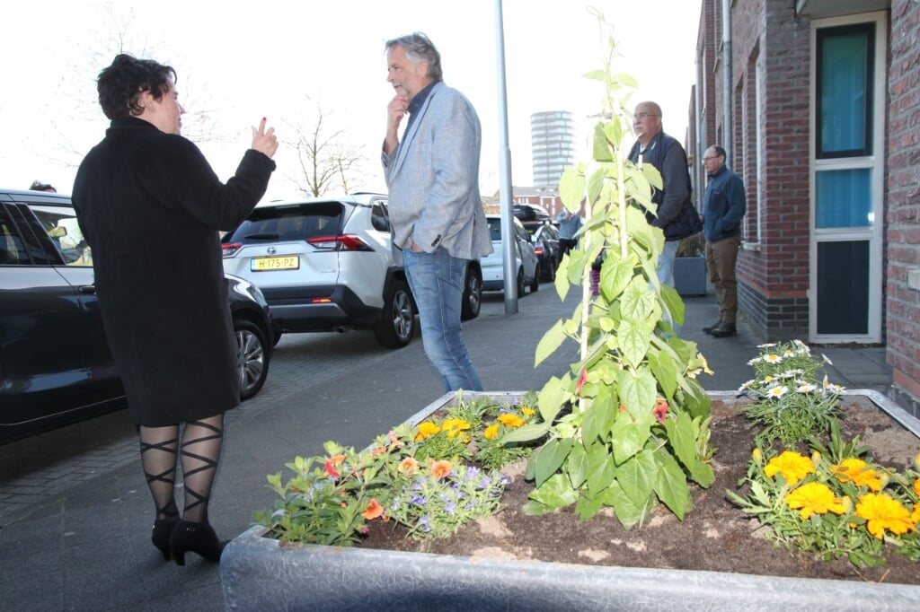Burgemeester Dijksma en initiatiefnemer Martin Geerars bij een van de nieuwe bloembakken.