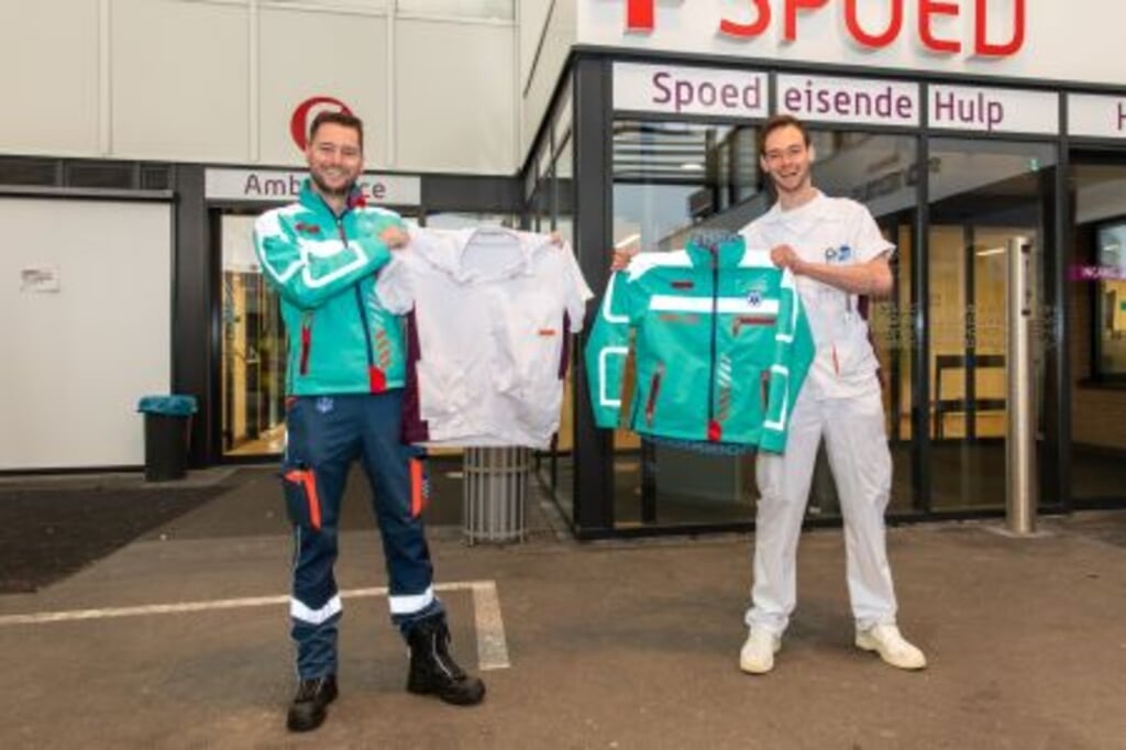 : ambulanceverpleegkundige Robin Heijgen (links) en bachelor medische hulpverlening Melvin Nietveld met hun geruilde tenue 