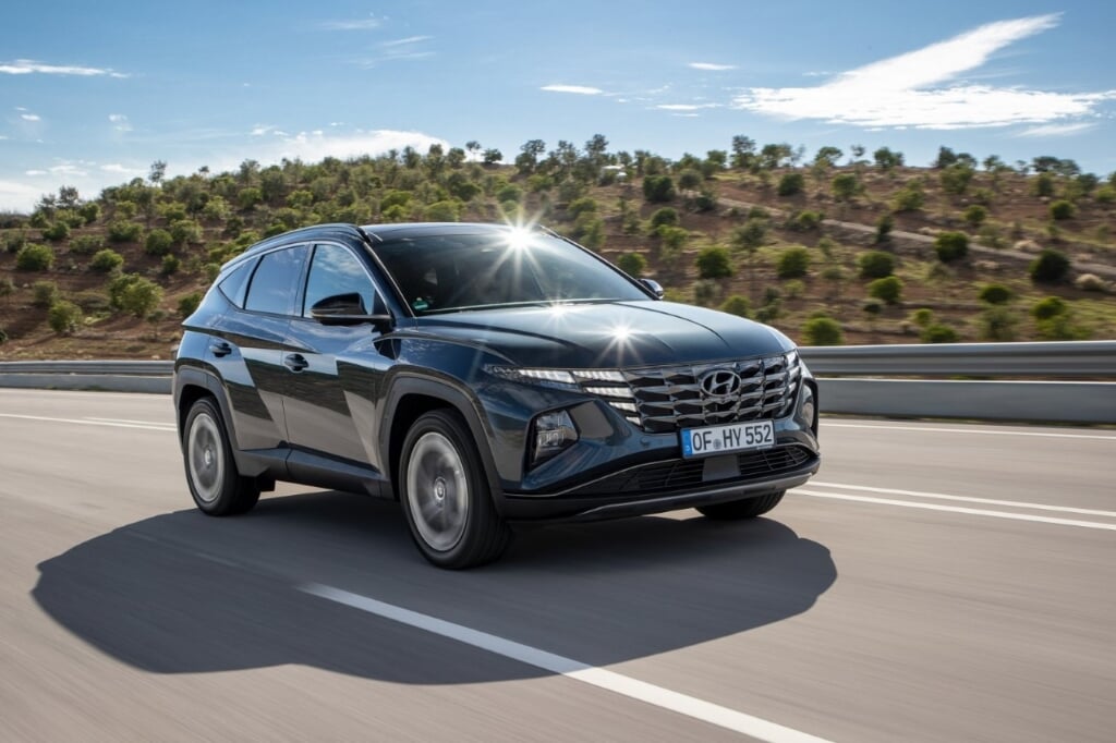 De Hyundai Tucson hybride is sterk genoeg om een flinke caravan te trekken.