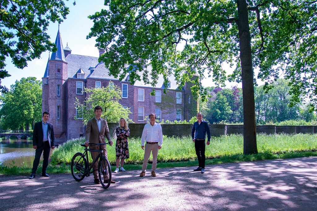 Maarten van Dijk, Willem te Slaa, Cindy van der Schoot, Arno Ruis en Wouter Terpstra bij Slot Zuylen.