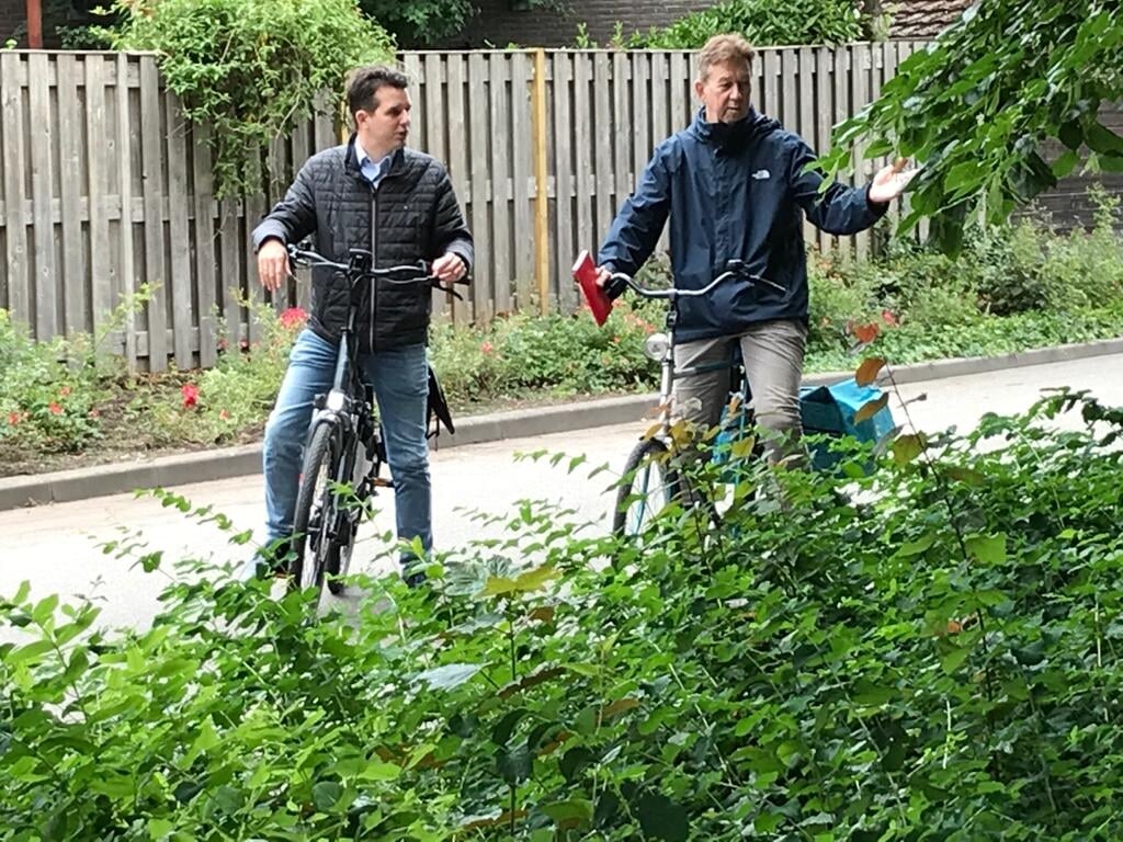 Wethouder Van Dijk (links) woensdag op de fiets door Maarssenbroek.
