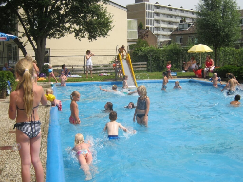 Een gezellige speeltuin met zwembad: wie komt er helpen?