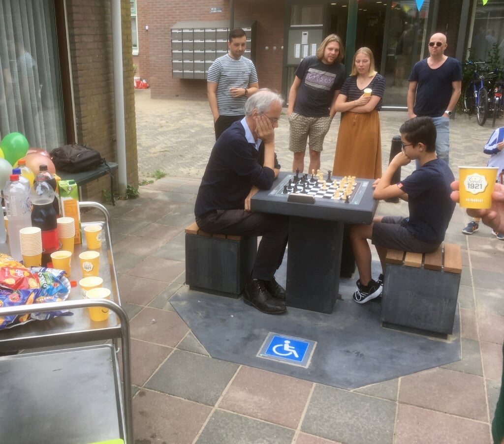 Ingebruikname nieuwe schaaktafel bij De Roef en Nijevelt in De Meern