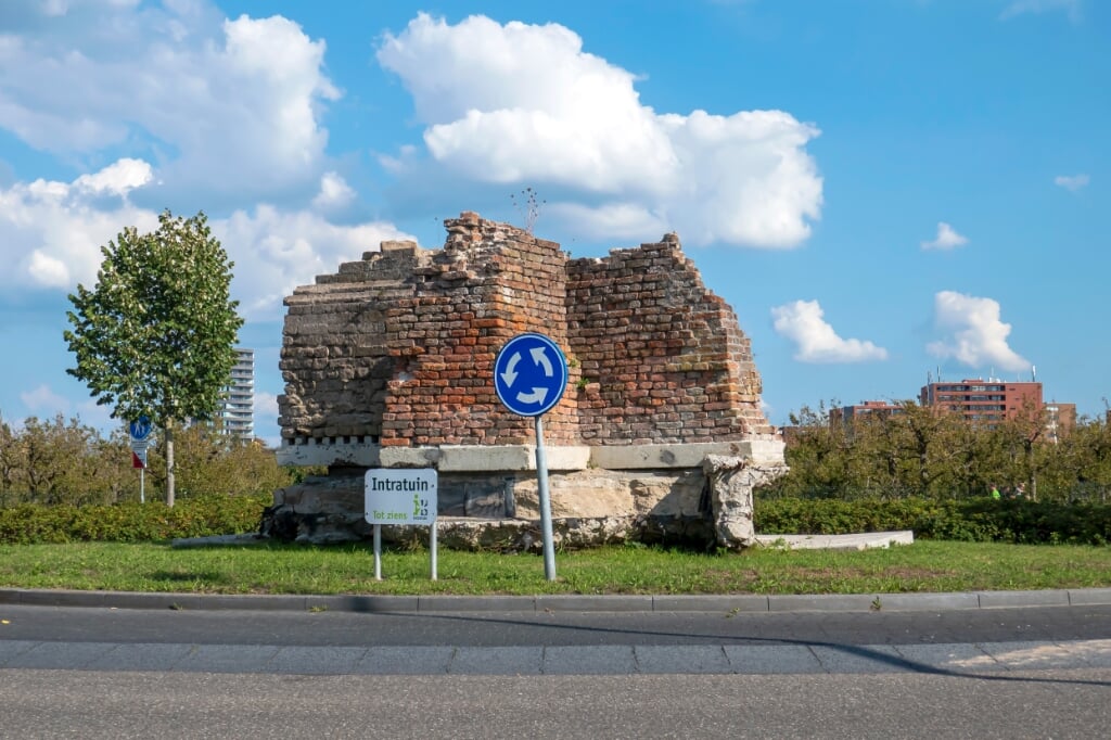 Muur op rotonde bij de Romeinse Wachttoren
