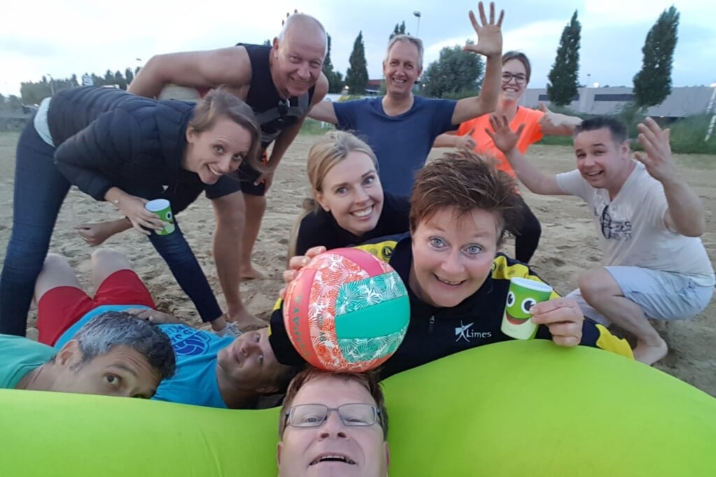 Een recreantenteam in de zomer op het strand van Haarrijn