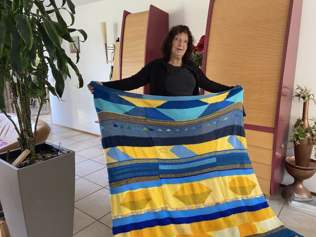 Een van de dekens die Gineke maakte in de kleuren van Oekraïne.