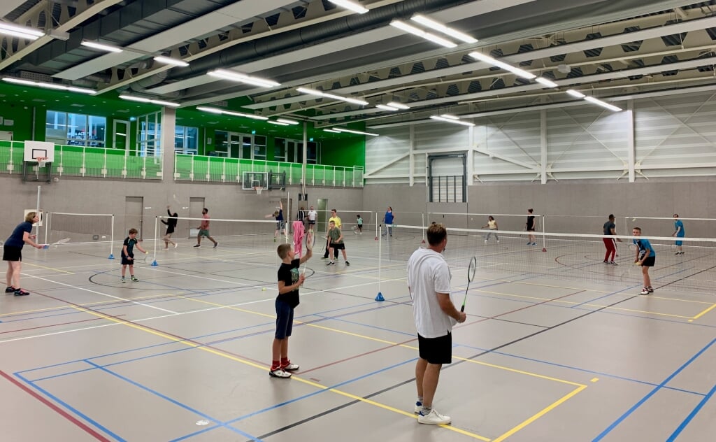 Zomerbadminton gestart: vrijblijvend badmintonnen voor jong en oud