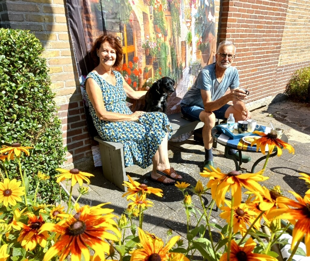 Treat terrasje, Ton, Anneke en Suka van Nierop