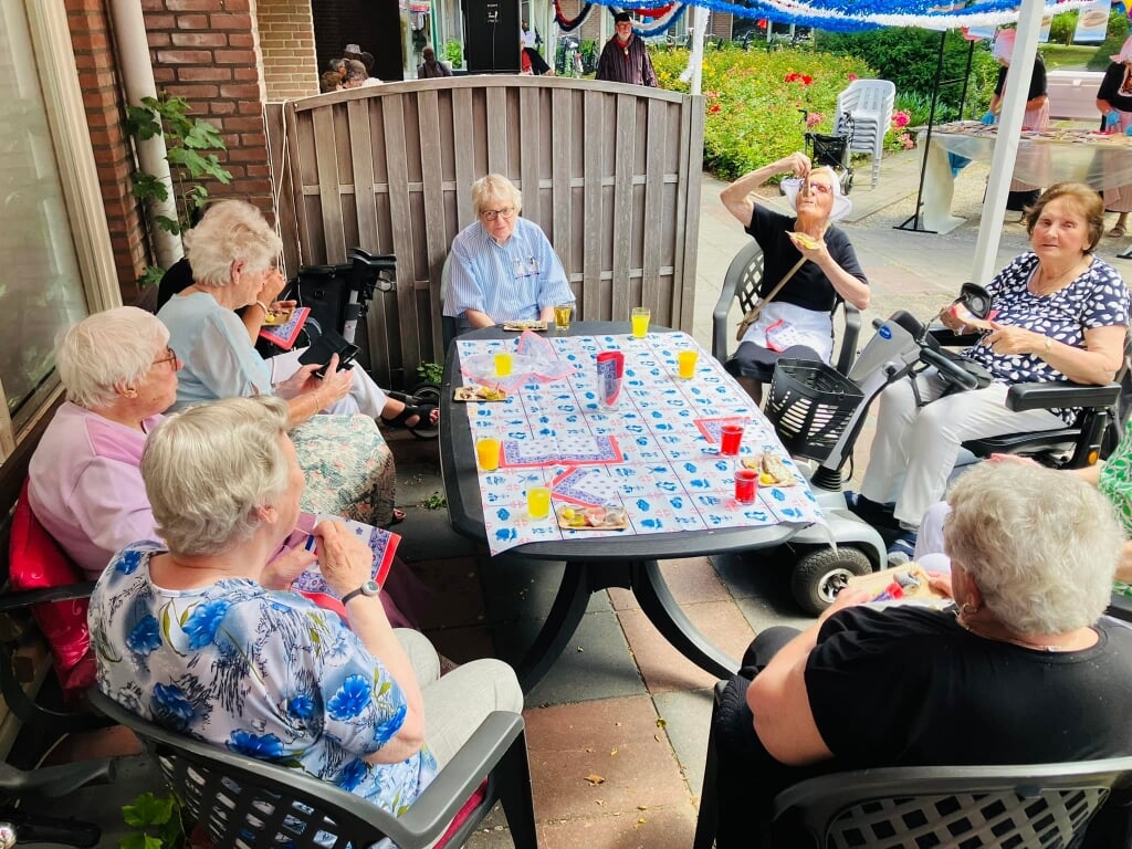 Senioren uit De Zonnewijzer aan het genieten.