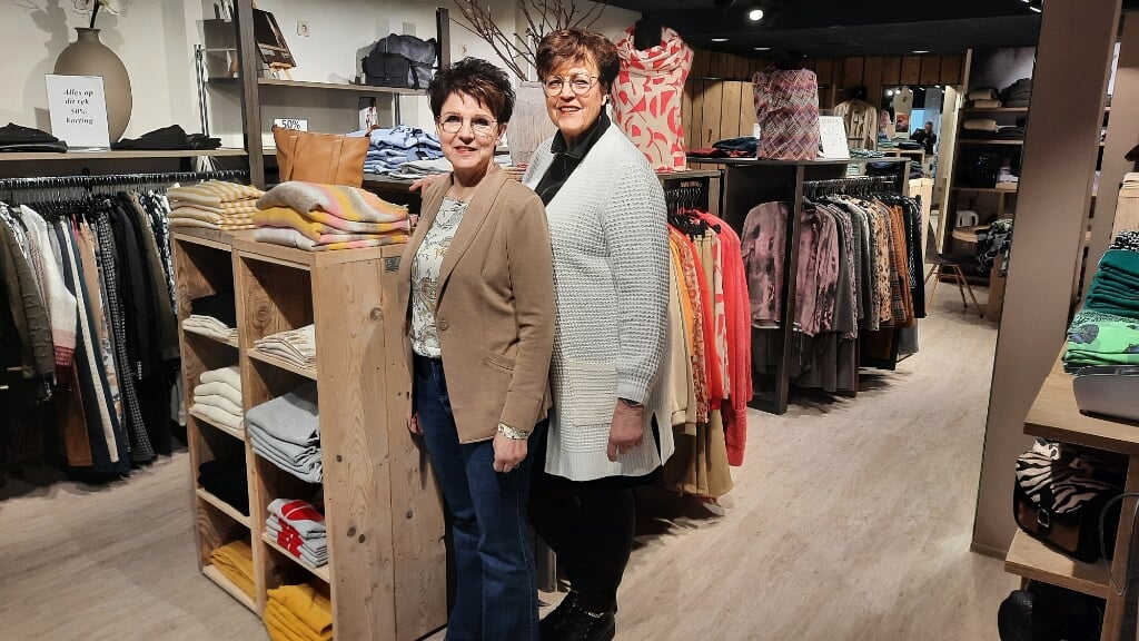 Saskia Backx en Rieneke Kroon in de gezellige winkel van Hinzz damesmode.