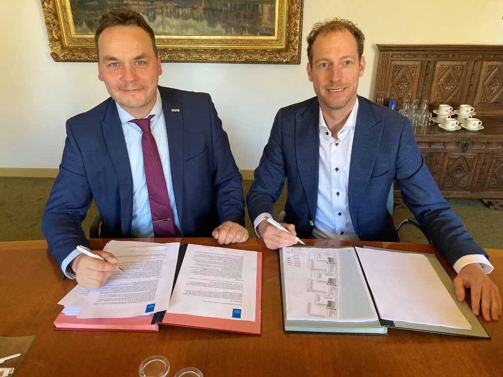 Frank van Liempdt en Mark Drost ondertekenen de overeenkomst.