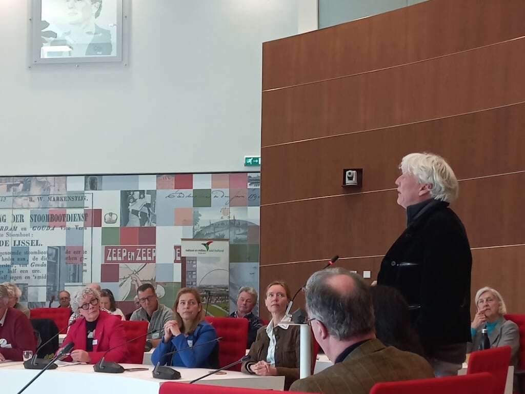 Theo Vogelzang (Stichting Groene Hart) stelt vragen aan het forum met o.a. Gedeputeerden Anne Koning (PvdA) en Jeannette Baljeu (VVD). 