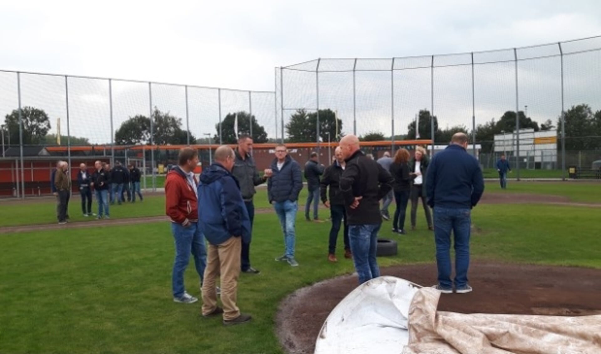 Een delegatie sportambtenaren uit verschillende gemeenten bezoekt sportpark De Sporthoek.