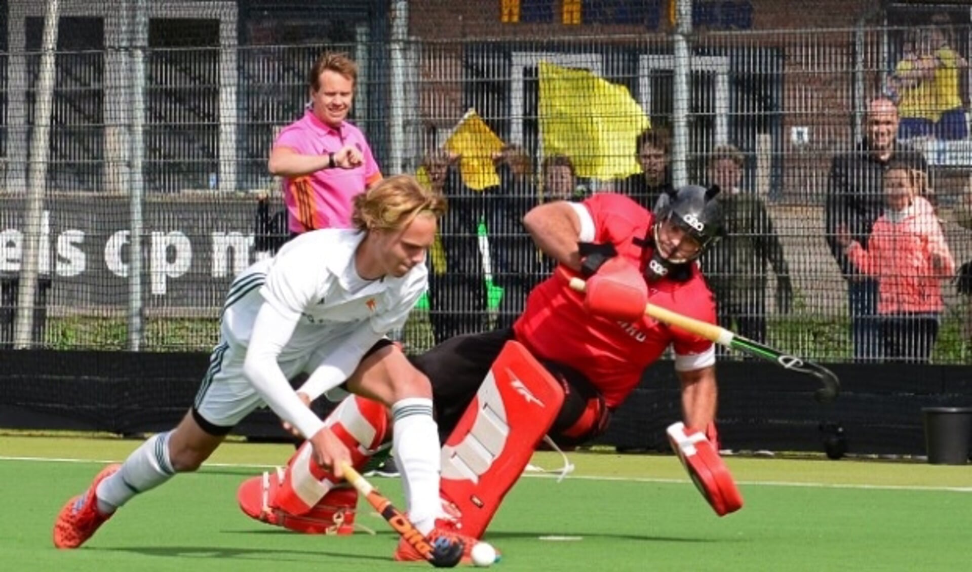 HBR keeper Thijs Lamberts wordt bij de shoot-outs gepasseerd door een speler van Zoetermeer (foto: Erik van Dort)
