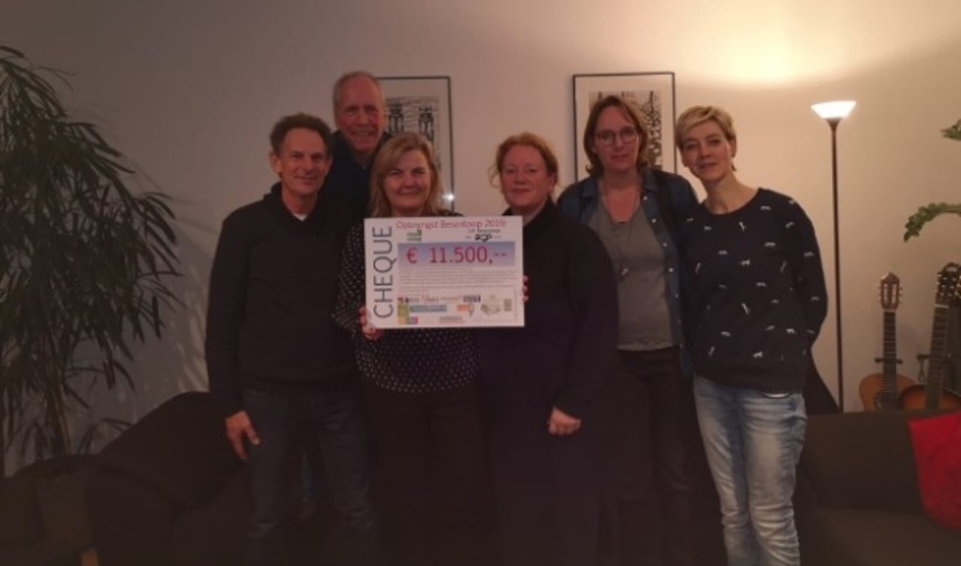 De cheque t.w.v. 11.500 euro werd overhandigd aan voorzitter Eva Nylander van de Stichting Betuwe Wereldwijd. (Foto: PR)