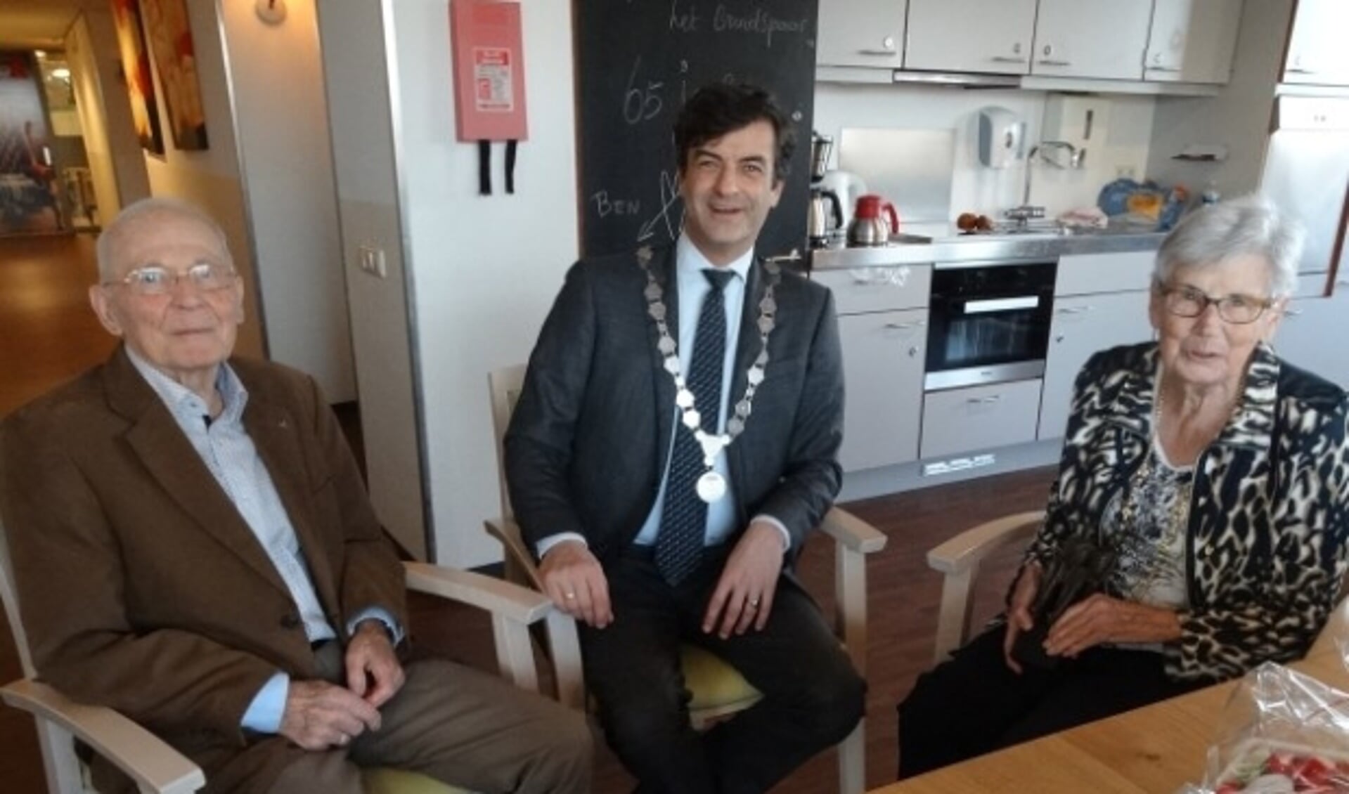 Een gezellig koffie-uurtje met de burgemeester in de Oudelandsehof. (Foto: AvdH)