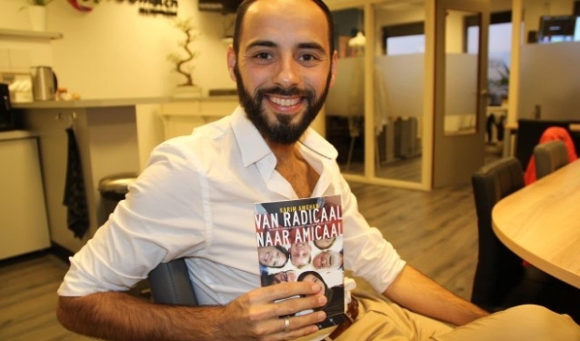 Karim toont zijn onlangs gepresenteerde boek 