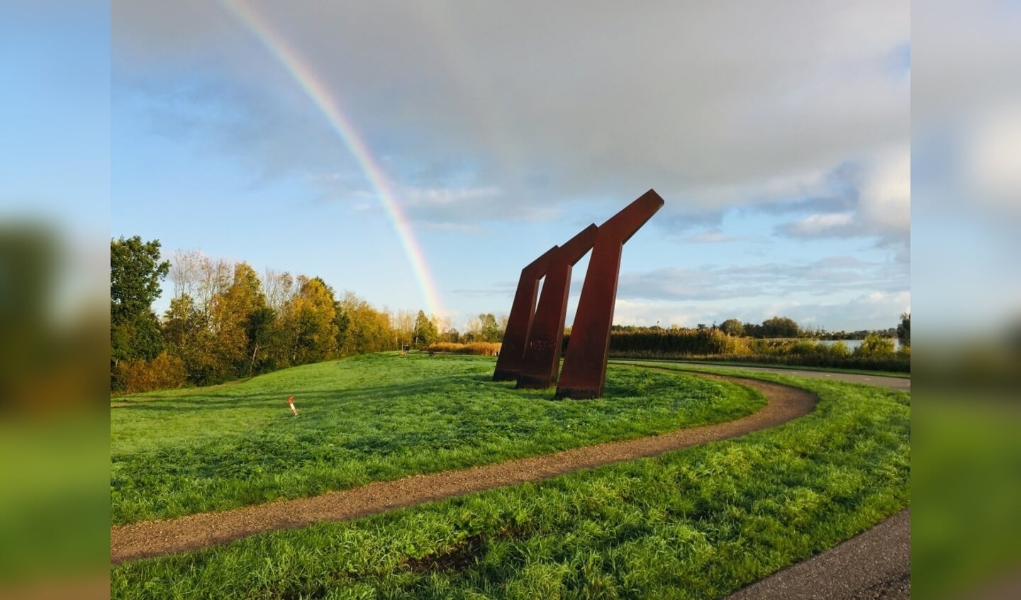 Deze regenboogfoto is gemaakt langs de Rottemeren bij het monument. (Foto: Ton Koorevaar,  Bleiswijk)