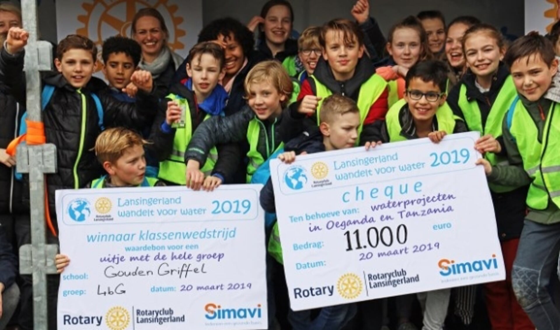 Enthousiaste leerlingen tonen trots de cheques. Later bleek dat zelfs 12.000 euro was opgehaald. (Foto: Maarten van den Bosch)