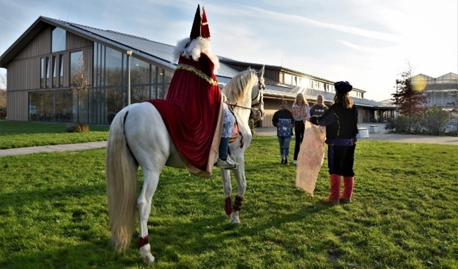 Sinterklaas op zijn geliefde schimmel Baron haalt samen met Piet pakjes op bij de Melanchton Business School.