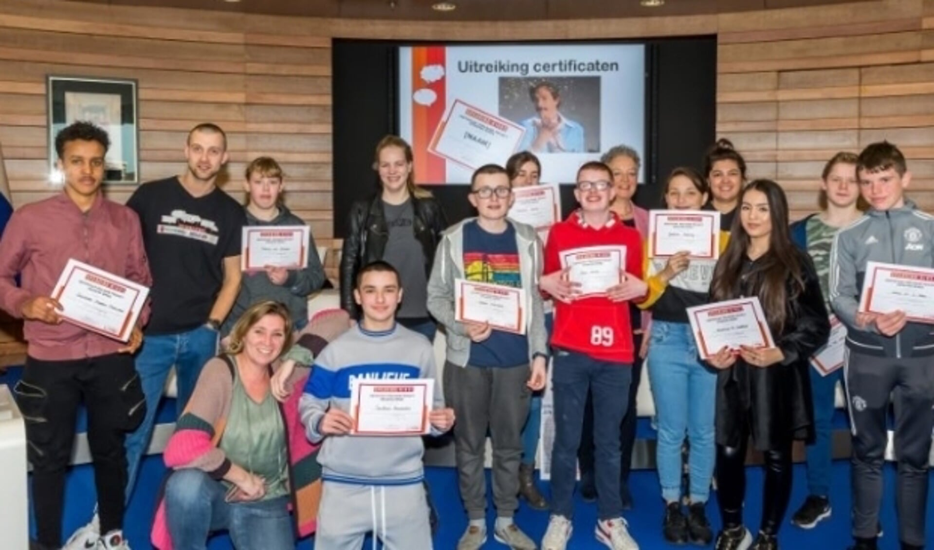 Jongeren tonen trots hun certificaat. (Foto: Gemeente Lansingerland)