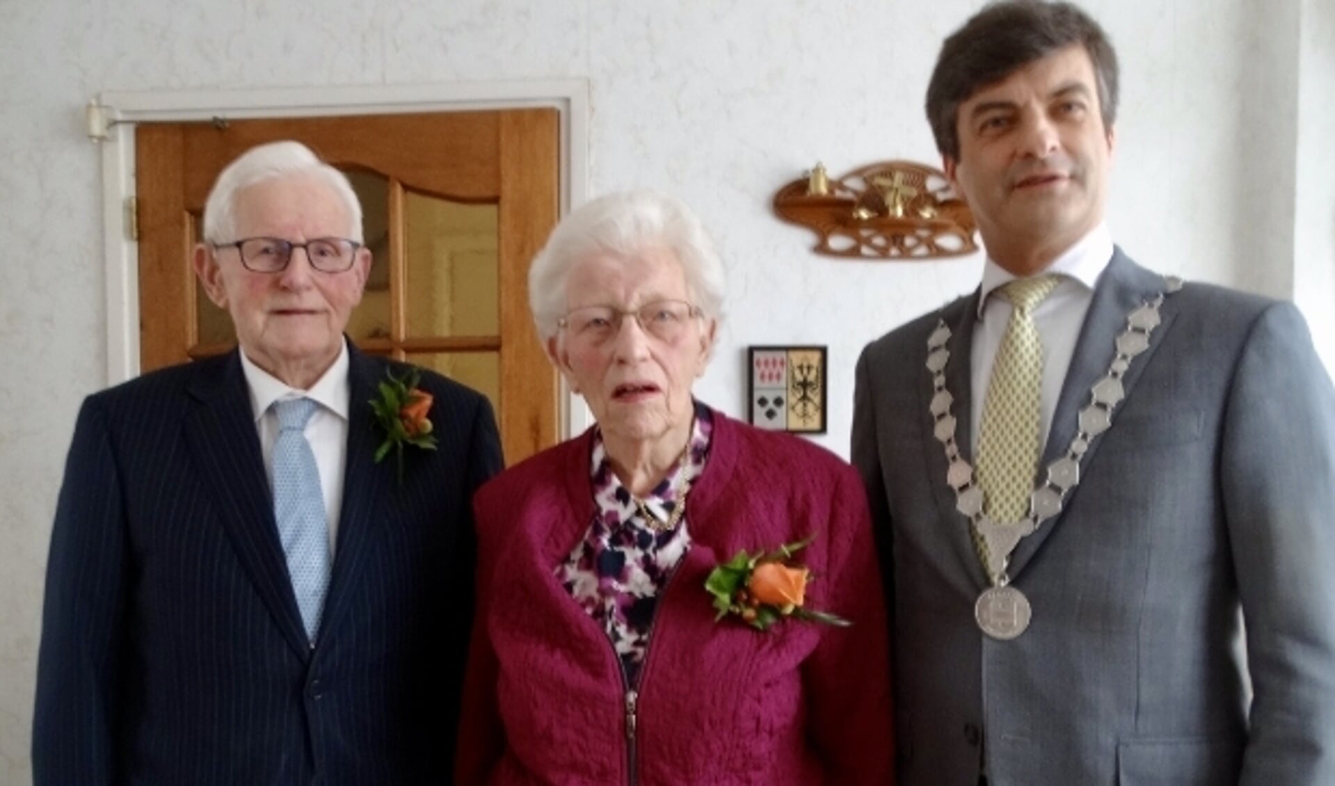 Net als op hun trouwdag 60 jaar geleden, dragen Dirk en Nelie een corsage.