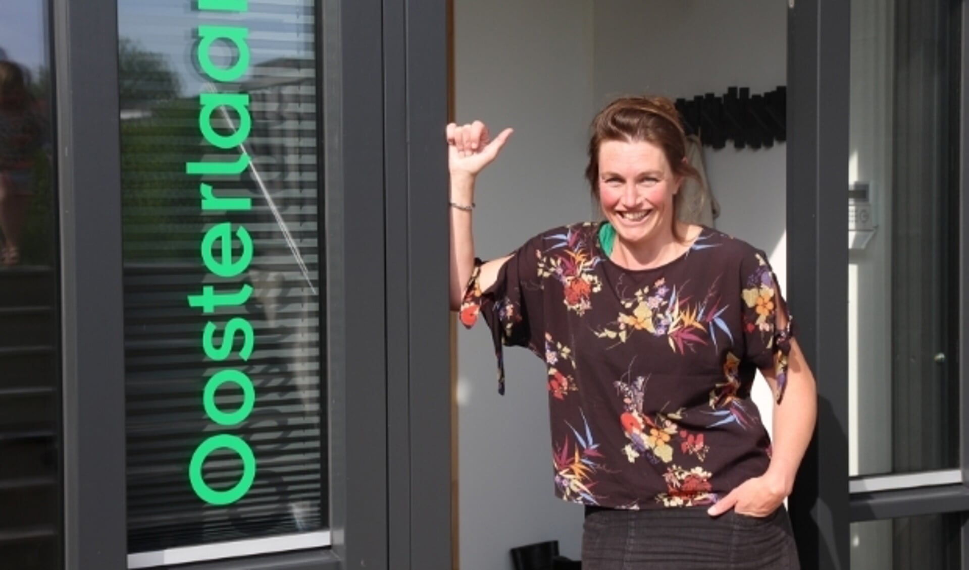 Minke Oosterlaan bij haar fraaie duurzame kantoor waar ze met haar team heel prettig werkt. 