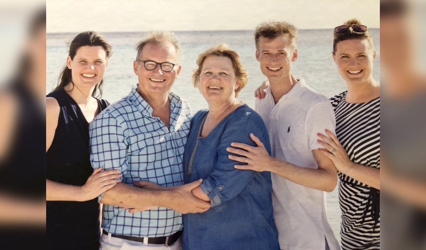 Rob en echtgenote Helma met hun drie kinderen Renate, Wouter en Susan. De foto is gemaakt in 2017 op Curaçao.