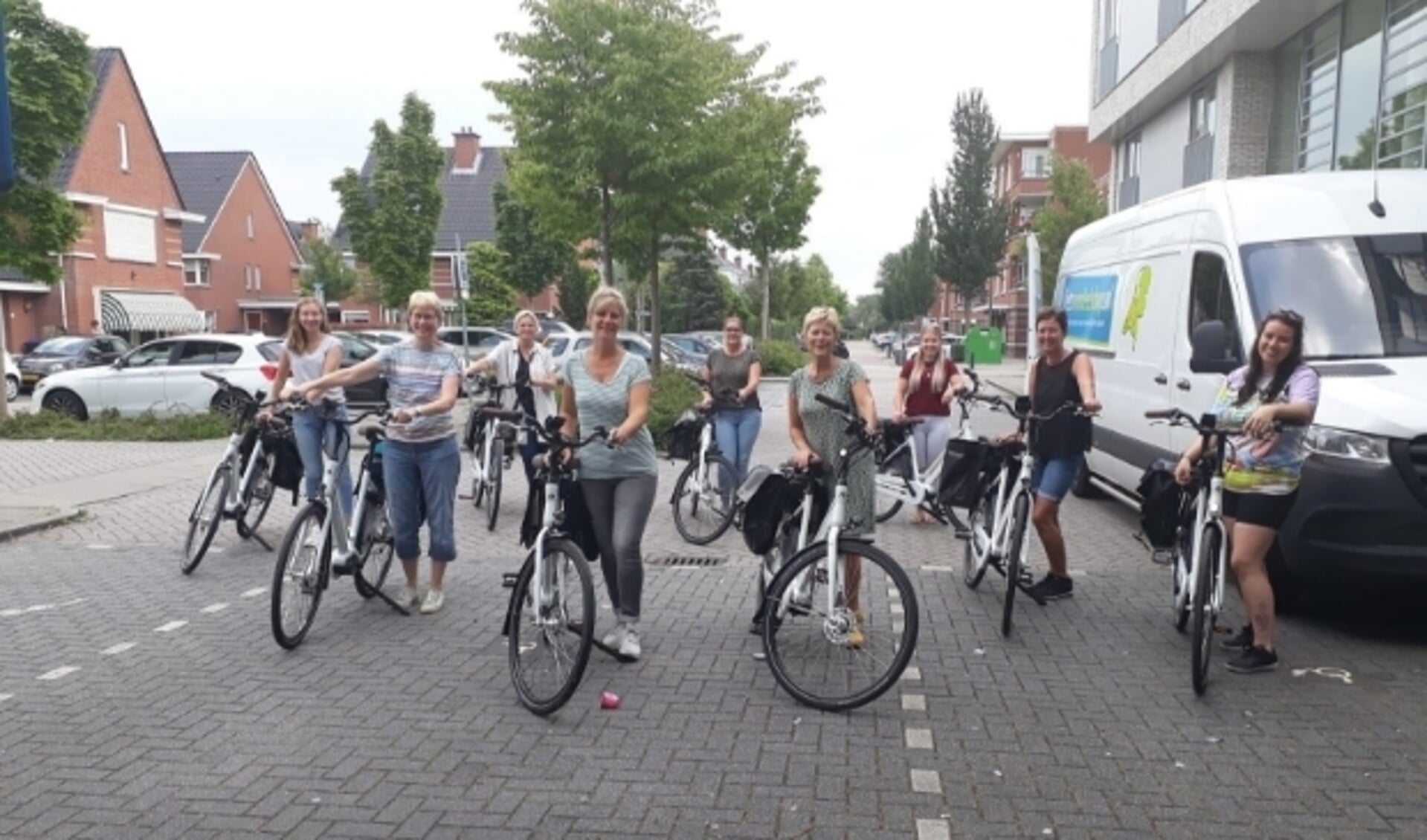De Bleiswijkse medewerkers van de Vierstroom zijn enorm blij met de e-bikes. Later volgen de medewerkers in Bergschenhoek en Berkel en Rodenrijs.